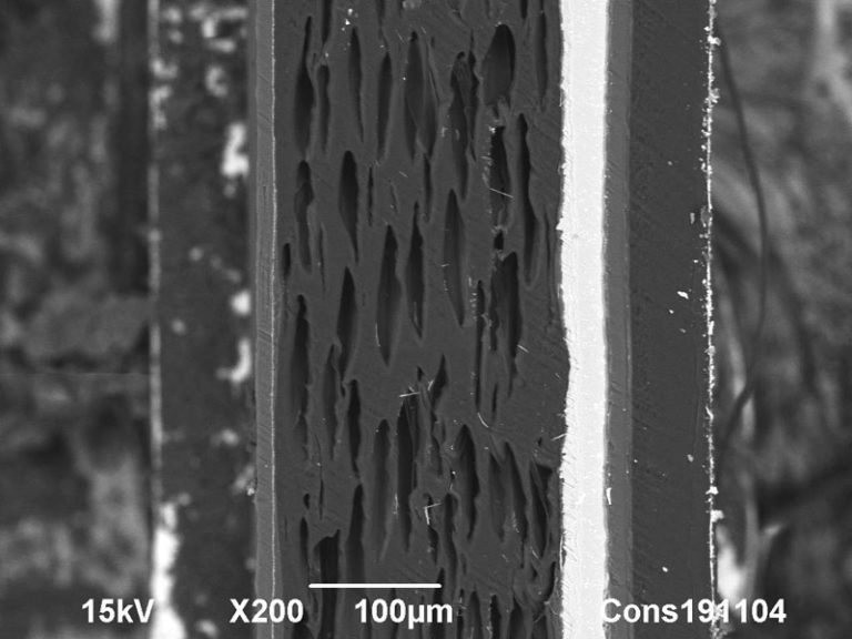 Backscattered Electron SEM image of a multilayered foil, containing an Aluminium sheet. 100 µm. Photo by Jaap Nijsse, Consistence Microstructure Research Laboratory.