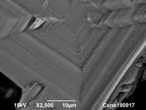 Backscattered Electron SEM image of the surface of a KCl crystal. 10 µm. Photo by Jaap Nijsse, Consistence Microstructure Research Laboratory.